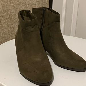 Hunter green booties size 9 never worn